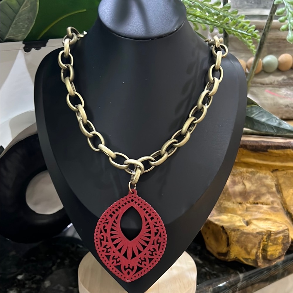 Elegant Gold Chain Necklace with Red Pendant. J82